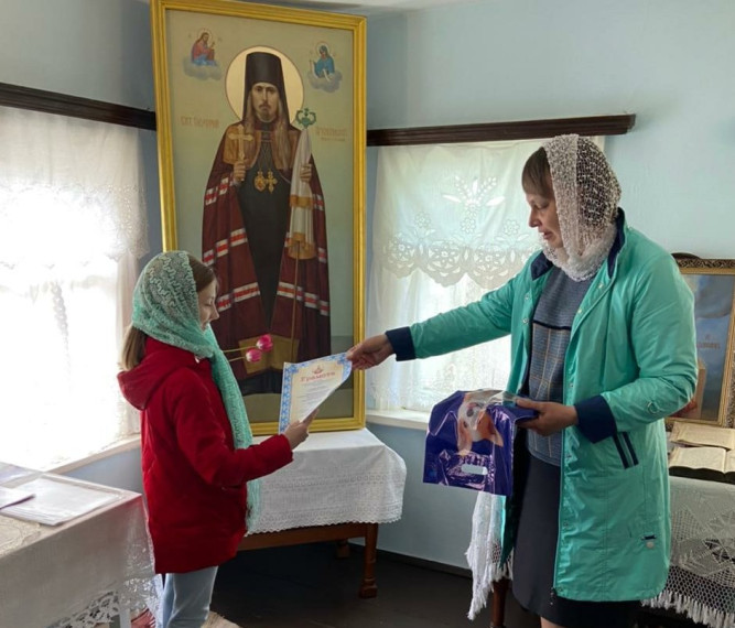 Суворова Валерия пришла в дом святителя Онуфрия (Гагалюка) на экскурсию и получения диплома призера в региональном этапе конкурса " Ручейки памяти".
